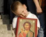 Деца принуђена да дочекују патријарха
