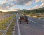 "Pod alkoholom" na auto-putu kod Dimtrvograda vozio traktor u suprotnom smeru
