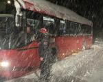 Евакуисани путници из завејног аутобуса на путу Крива Феја - Врањска бања