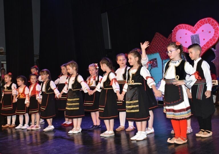Nastup folklorista KUD „Abrašević“ oduševio prokupačku publiku - najmlađi pobrali gromoglasn aplauz