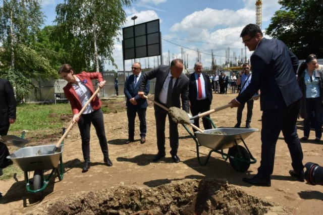 Брнабић положила камен темељац за нови део Електронског факултета