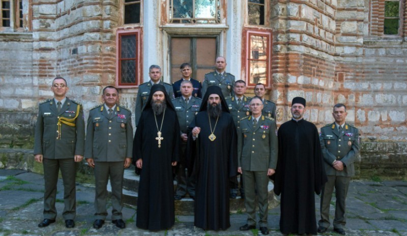 Episkop niški i vojni Arsenije zajedno sa načelnikom Generalštaba Milanom Mojsilovićem u poseti Hilandaru