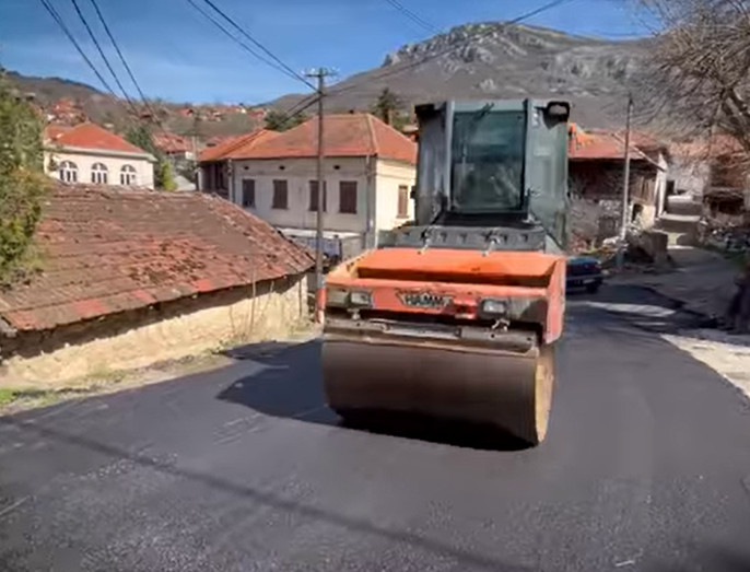 Нови асфалт за централну улицу Лазар Хиландарски у Сићеву
