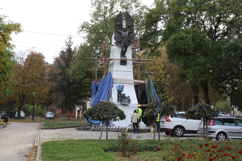 Реконструкција споменика посвећеног Српској авијацији испред Апелационог суда