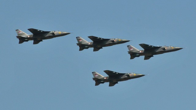 Vojni avioni na nebu iznad Niša, kao vežba za veliku vojnu paradu 24. marta