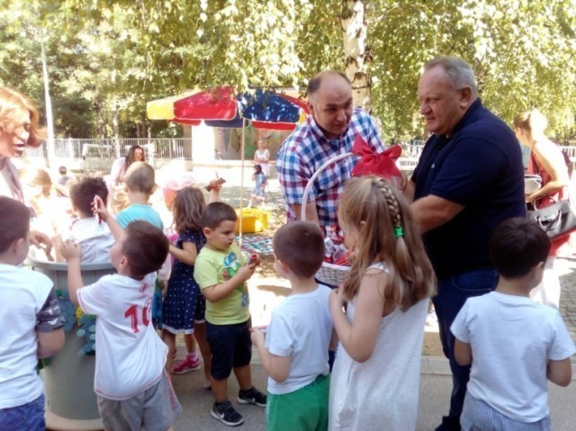 Sutra druženje gradonačelnika Cvetanovića sa mališanima u Leskovcu
