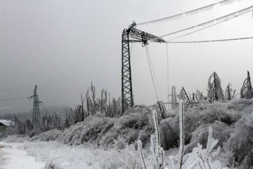 Dalekovodi okovani ledom u čitavoj istočnoj Srbiji