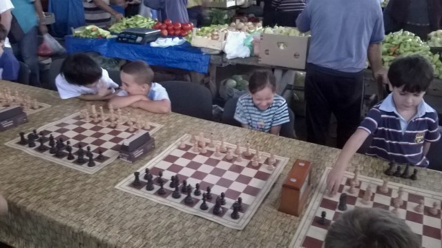 Леп гест Тржнице: Шаховски турнир за глуву и наглуву децу, поред лепоте мириса и укуса домаћих производа на Тврђавској пијаци