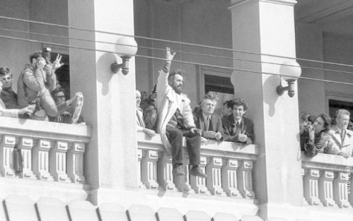 Lider SPO-a Vuk Drašković na balkonu Narodnog pozorišta