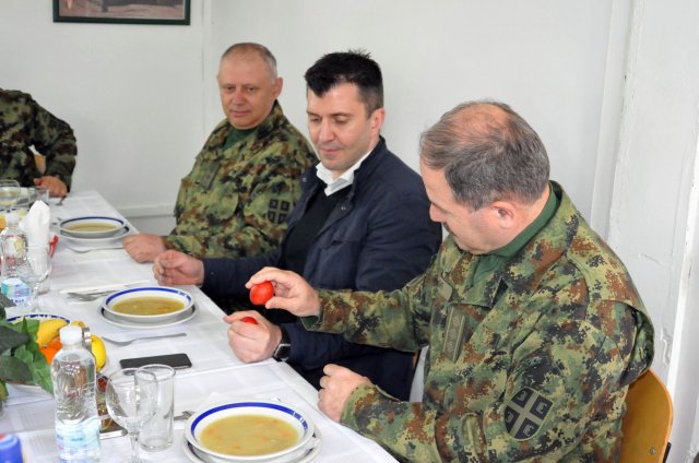 Министар Ђорђевић обишао војне базе на југу Србије