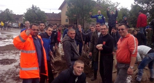 Браво, омладино: Долетели из Прокупља да бране Сремску Митровицу