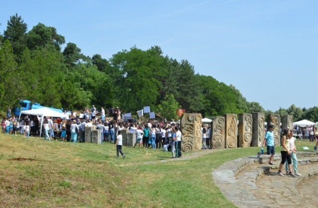 У Лесковцу оджана манифестација „Спомен парк 2018“, поводом Међународног дана деце
