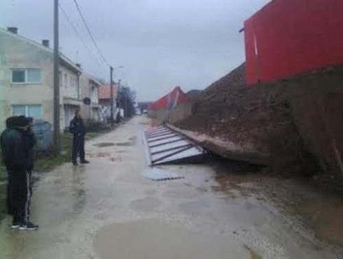 Лесковац: Потпорни зид фабрике „Младост“ се срушио на улицу