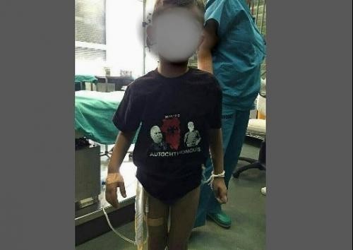 Kliniči centar Niš, juče: Albanci iz Preševa doveli dete u bolnicu u majici sa simbolom takozvane "velike Albanije".