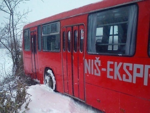 Аутобус слетео са пута код Бојника