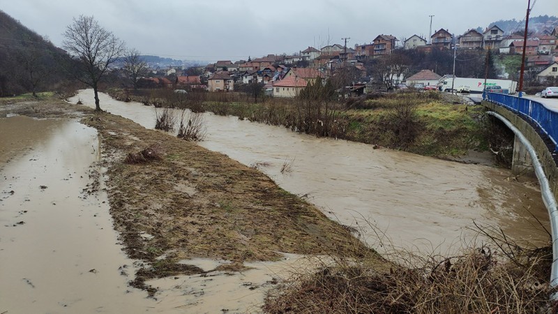 Услед изливања реке Топлице и даље ванредна ситуација у општини Куршумлија