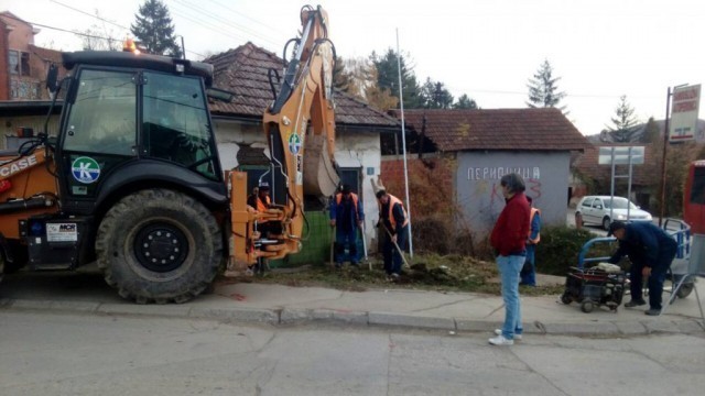 Zaustavljeni radovi na vodovodu i kanalizaciji zbog nesavesno parkiranih automobila u Kuršumliji