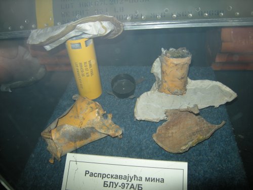 Касетне бомбе бачене на Ниш, Фото: Википедија