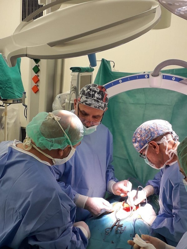 У сарадњи са шпанским хирурзима од прошле недеље у КЦ Ниш и најтеже операције деформитета кичме