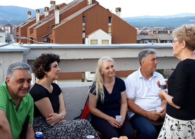 Дружење са сложним комшијама на тераси лепо уређене зграде у Нишу