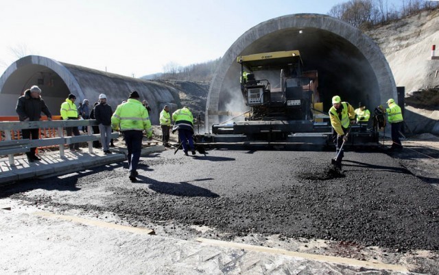 Коридори Србије: Асфалтирање десне цеви тунела Манајле