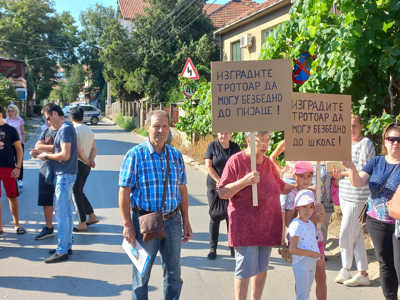 Станари Кованлучке поручили са протеста, "Изградите тротоар да деца могу безбедно до школе"