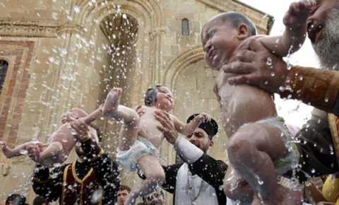 Обављено бесплатно крштење стотинак верника