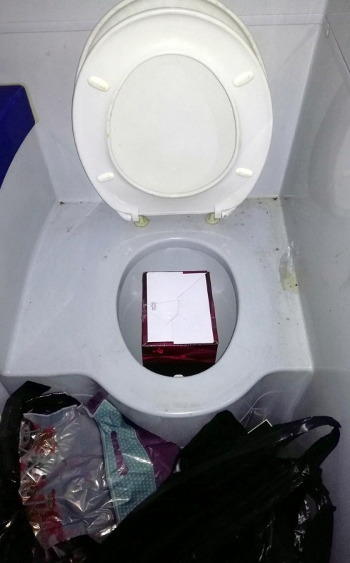 Sakriven turski med za potenciju u WC šolji autobuskog toaleta