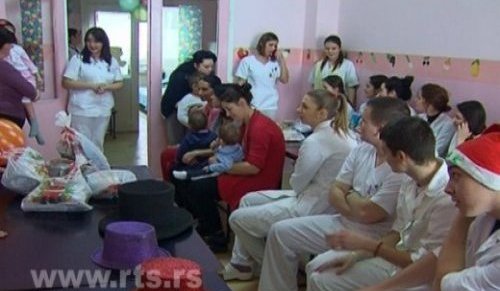 Ученици Медицинске школе обрадовали најмлађе Лесковчане