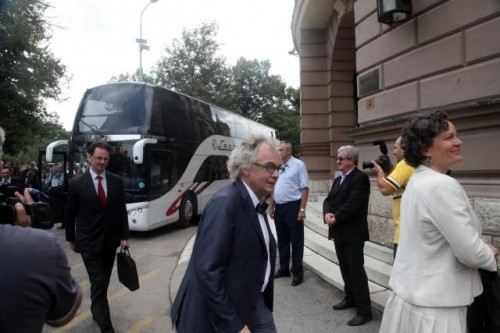 Pogledajte slike: Premijer Vučić i ministri stigli autobusom