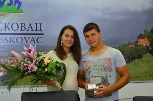 Младенци добили на поклон бурме градоначелника Цветановића