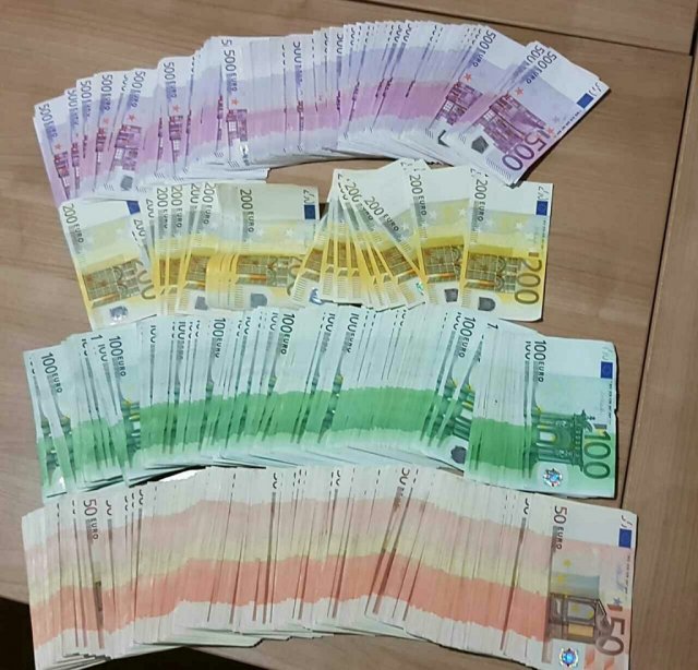 Kao na filmu: Albancu zaplenili 100.000 evra (FOTO)