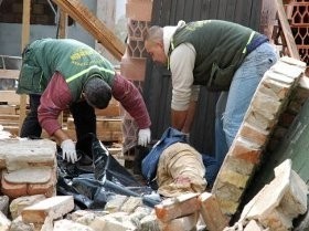 Земља затрпала два радника на градилишту