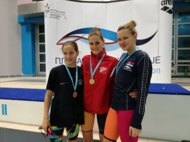 Pet medalja za Ninu Stanisavljević iz PK "Dubočica", na prvenstvu za plivače u Novom Sadu