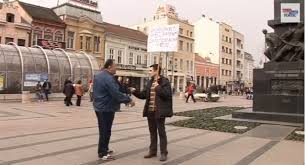 Nišlija protestuje na trgu u centru grada zbog računa za struju