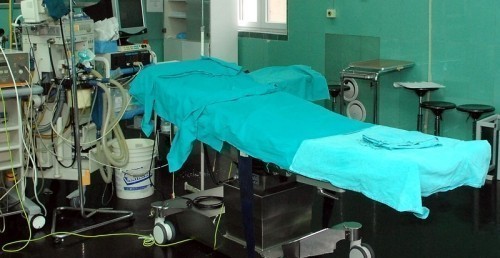 U toku operacija: Niški lekari se bore za život teško povređenog mladića