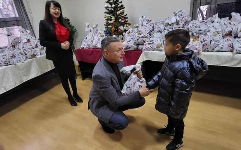 Paketići deci socijalno ugroženih porodica od Skupštine grada Niša
