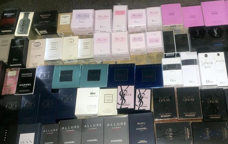 Državljani Gruzije pokušali da prenesu torbe pune originalnih parfema