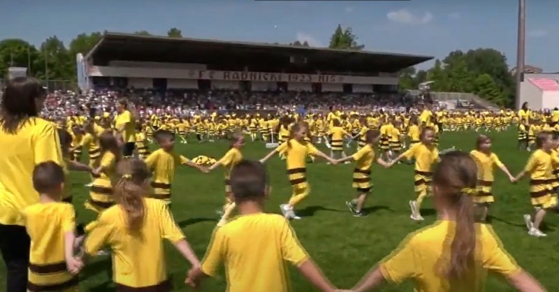 Више 3.500 малишана из „Пчелице" плесали за свој град - послали поруке љубави селом свету (ВИДЕО)