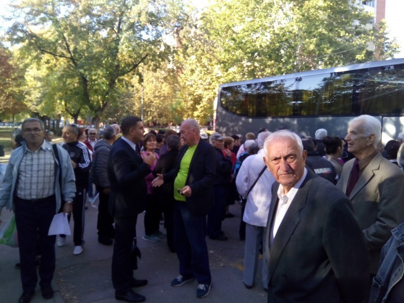Пензионери са Медијане посетили Ђавољу Варош и Пролом Бању