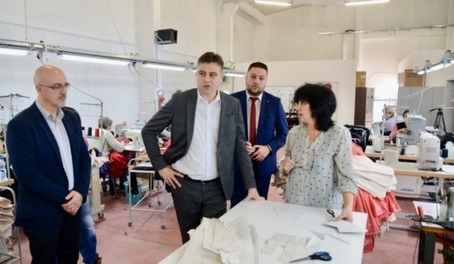 Vasić obilazi novootvorenu fabriku teksila Pirteks u Slobodnoj zoni