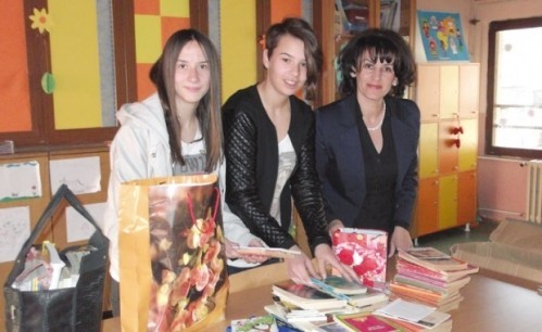 Nastavnica Zorica Đorić i učenici iz Pirota poklanjaju knjige