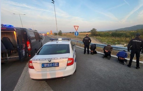 Pljačkali strance dok su odmarali na auto-putu, Niš - Beograd, pri hapšeu povređena tri polcajca