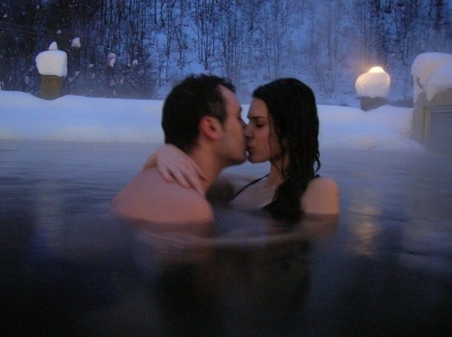 Lukovska banja: Pogledajte poljubac na snegu u bazenu
