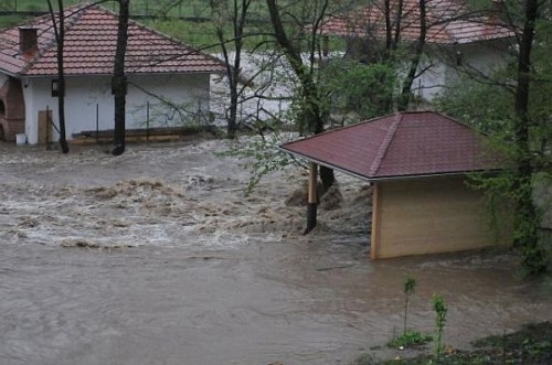 Poplavljeno više od 20 kuća, pod vodom i plastenici