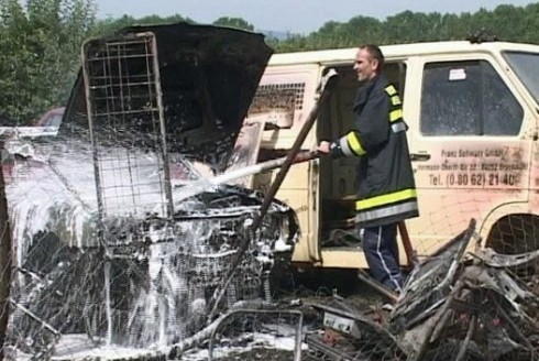 Пожар на ауто-отпаду у Лесковцу
