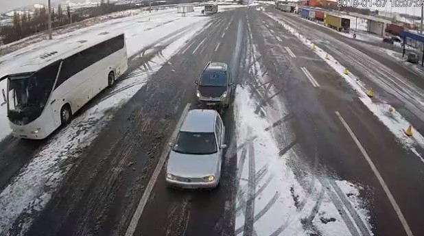 Sneg usporava saobraćaj, oprez zbog poledice