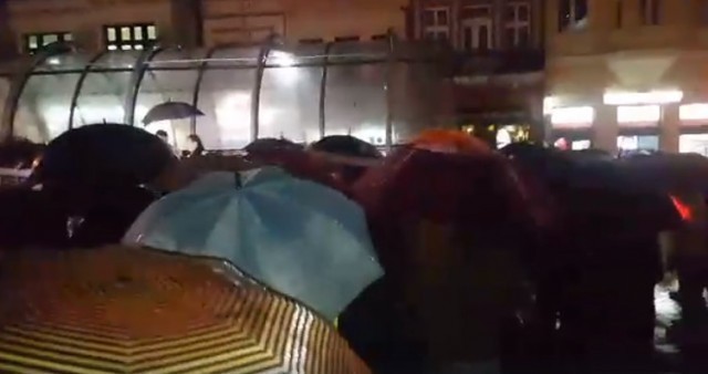 Седми протест у Нишу, под кишобранима