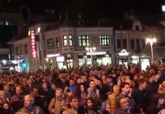 12. протест у Нишу - бакље испред РТС-а
