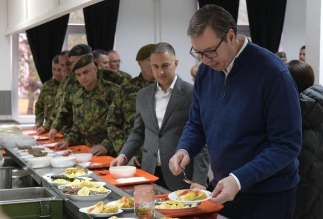 Ручак у касарни са војницима